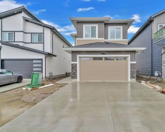 2-bedroom suite close to Amenities and Airport with on pad parking - Leduc