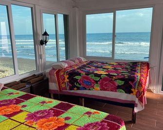 Absolute Ocean Front Studio Loft. In the heart of Surf City - La Libertad - Bedroom