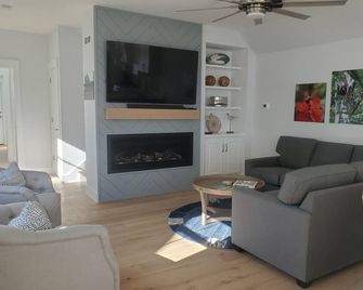 Direct Ocean Front Salisbury Beach South Side Step out onto sand! - Salisbury - Wohnzimmer