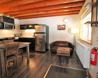 Red Cariboo Apartments - Anahim Lake - Kitchen