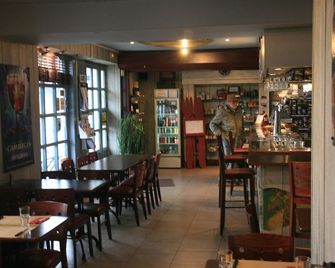 Hôtel Au Bord du Monde - Neuvy-sur-Barangeon - Restaurante