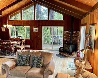 Romantic Mendocino Coast Getaway in the Redwoods with Ocean View - Gualala - Living room