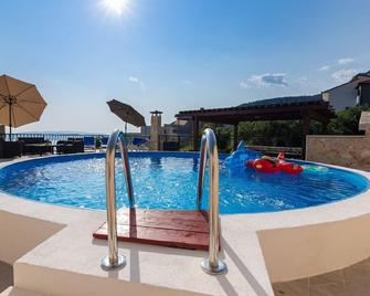 Navis Sea View Apartment With Pool - Makarska - Bazén