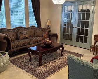 Unwind and Relax 4 Bedroom Stay - Humble - Living room