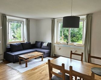 Schöne, Gemütliche Fewo in Bauernhaus mit Garten - أورسينغين – نينزينغين - غرفة معيشة