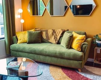 Vintage Vibes - Minutes From The Broadway Buzz - Nashville - Salon