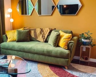 Vintage Vibes - Minutes From The Broadway Buzz - Nashville - Living room