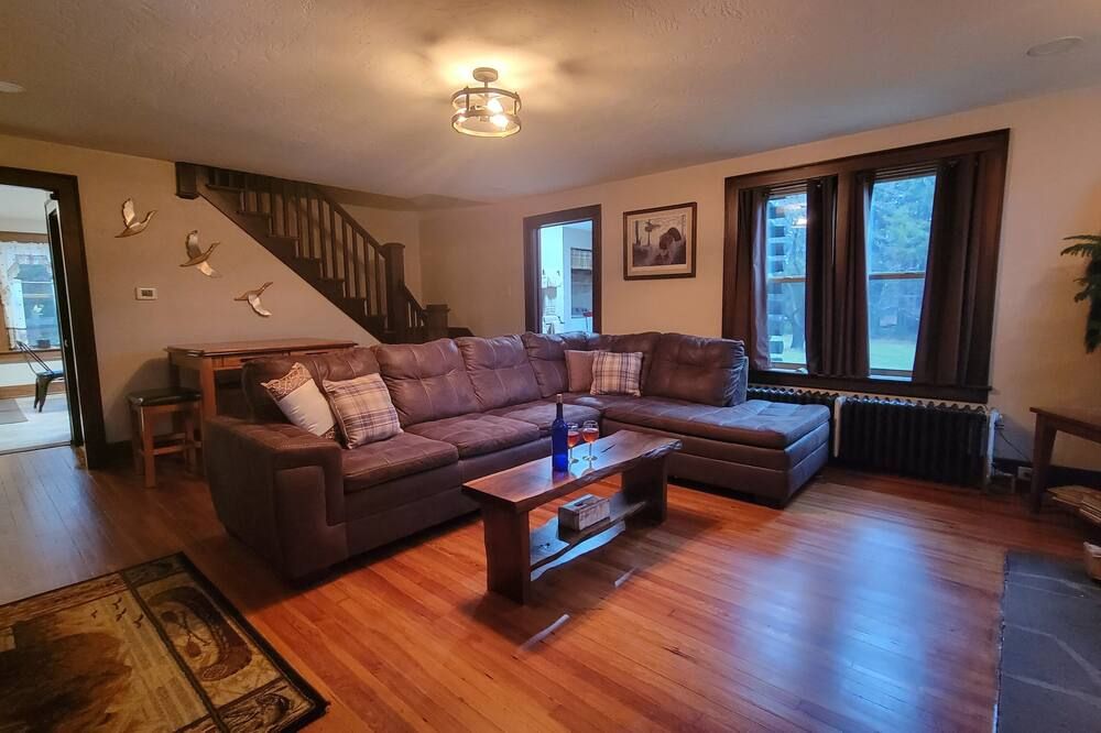 Remodeled Rustic Log Home on 5 acres, close to ATV park & Laurel Highlands..