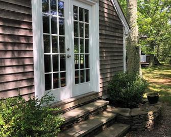 East Hampton private room w/ separate entrance and full bath. New backyard pool! - East Hampton