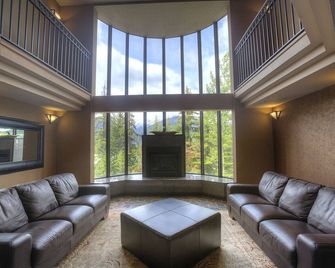 4th-floor condo with heated pool, hot tub, gym, balcony, fireplace, W/D, sauna - Whistler - Living room