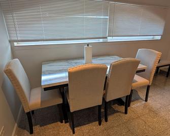Comfy 2-bedroom apartment with AC, WiFi in Oak Park - Oak Park - Dining room