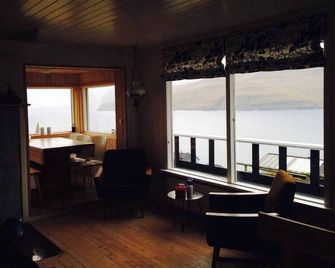 Cottage with stunning view of the sea and islands. - Sandavágur - Living room