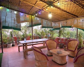 Hide-In Hostel Delhi - New Delhi - Patio