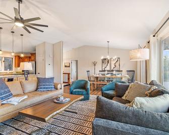 Sunrise Haven - Seven Devils - Living room