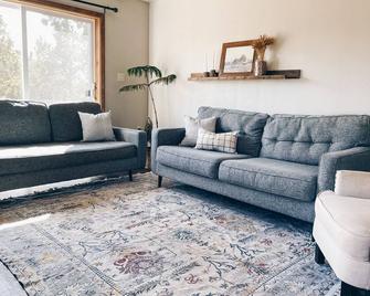 Cozy stay on a working farm in Cortez - Cortez - Living room