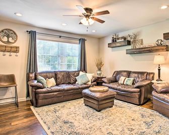 Modern Home w/ Yard + Deck, 1 Mi to Clemson U! - Clemson - Obývací pokoj