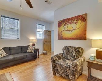 Downtown Marlinton Vacation Rental Apartment! - Marlinton - Sala de estar