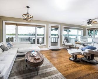 Riverfront 3 Bedroom with 2 Kings and hot tub - Port Huron - Living room