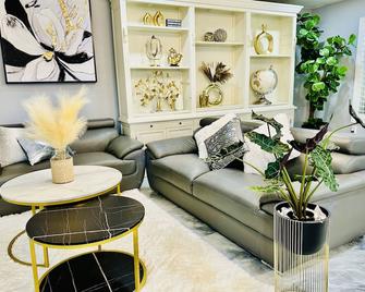 Cozy modern rose house 3-bedrooms pets friendly in Garden Grove, California\n - Garden Grove - Living room