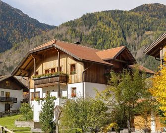 Farmhouse 'Inneroswalderhof Apartment 1' with Mountain View, Shared Garden and Wi-Fi - Anterselva di Mezzo - Budova