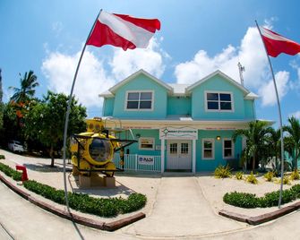 Compass Point Dive Resort - East End - Edificio