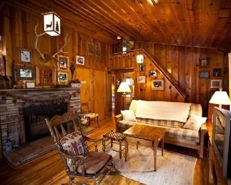 Montgomery's Cozy Forest Retreat - Greer - Living room