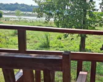 River View Jungle Camp - Sauraha - Balcon