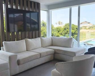 Hop Honolulu Exclusiva Oasis y Playa en Chincha - El Carmen - Living room