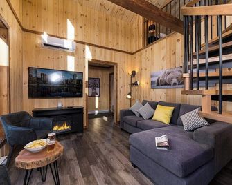 Boréa 10: Ski, Hot Tub & 12 km of Snowshoeing - Baie-Saint-Paul - Living room