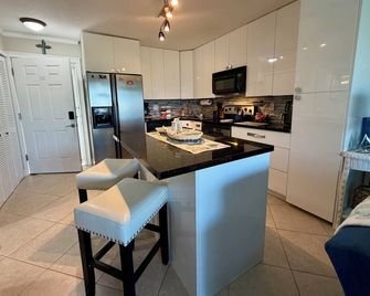 Beachfront paradise Ocean Village Golf Tennis Several heated pools Tiki bar Pickleball insite sports bar and restaurant and much more - Fort Pierce