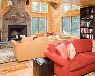 Luxurious Chalet in Beautiful White Mountains - Gorham - Living room