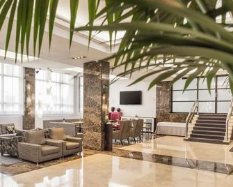 Hotel Ilunion Abando Bilbao - Bilbao - Lobby