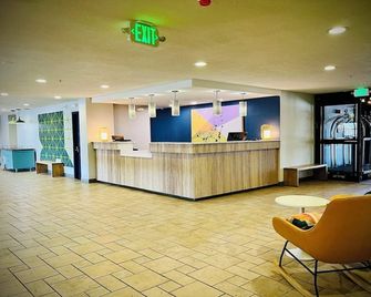 Spark by Hilton Denver Tech Center Greenwood Village - Centennial - Front desk