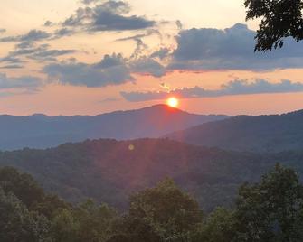 Long Range Mountain Views on 5 Acres - Swannanoa - Balcony