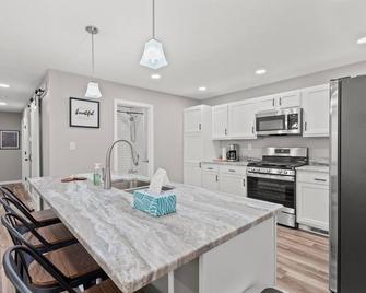 Luxury 3-bedroom house with WiFi, AC, Hottub. - Nicholasville - Кухня