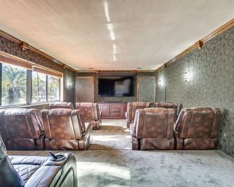 Pool and Hot Tub Spacious Villa in Coral Springs! - Coral Springs - Lounge