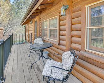 Remote Escape Sturgis Cabin on 20 Private Acres! - Sturgis - Balkon