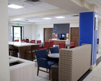 Holiday Inn Express & Suites Wilson-Downtown By IHG - Wilson - Ресторан