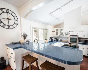 Berkshire Vacation Rentals: Chic Pittsfield Home With A View - Pittsfield - Kitchen