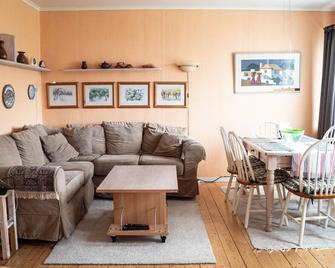 Charming Villa in Stockholm - Vendelsö - 客廳