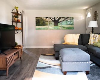 Lincoln House. Short distance from Lake Michigan and downtown - Saint Joseph - Living room