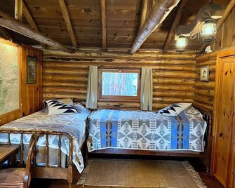 Blinn's Landing: Historic Riverfront Log Cabin, Dock & Mountain Views. Dogs OK! - Bend - Bedroom
