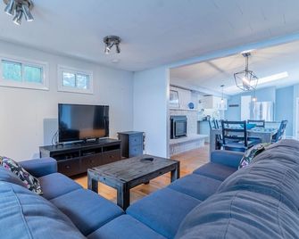 Lake View Waterfront Cottage 4 Bdr 1 Bath 46' Hdtv Wi-Fi Bbq Patio Deck Sleeps8 - Bobcaygeon - Living room
