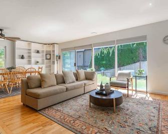 Serene Pet-friendly Home 1 Mile from Bellevue DT - Bellevue - Living room