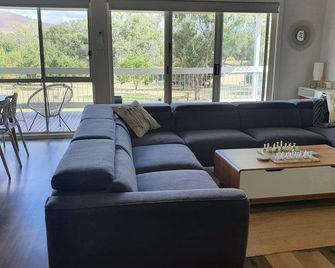 Mudita at Bonnie DoonSleeps 8. All linen supplied - Bonnie Doon - Sala de estar