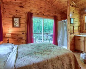 Blue Rose Cabins - Lovebirds Cabin - Logan - Bedroom