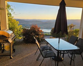 Newer 2 Bedroom Walkout Basement Suite With Great Views. Centrally Located - Vernon - Balcone