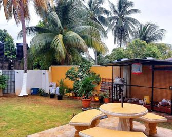 Cozy 2 Bedroom Apt near Airport, Malls, Golfing, Mountains - Arouca - شرفة مرصوفة