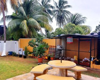Cozy 2 Bedroom Apt near Airport, Malls, Golfing, Mountains - Arouca - شرفة مرصوفة
