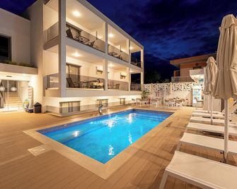 Elegant Maltepe Accommodation - Nea Kallikratia - Pool